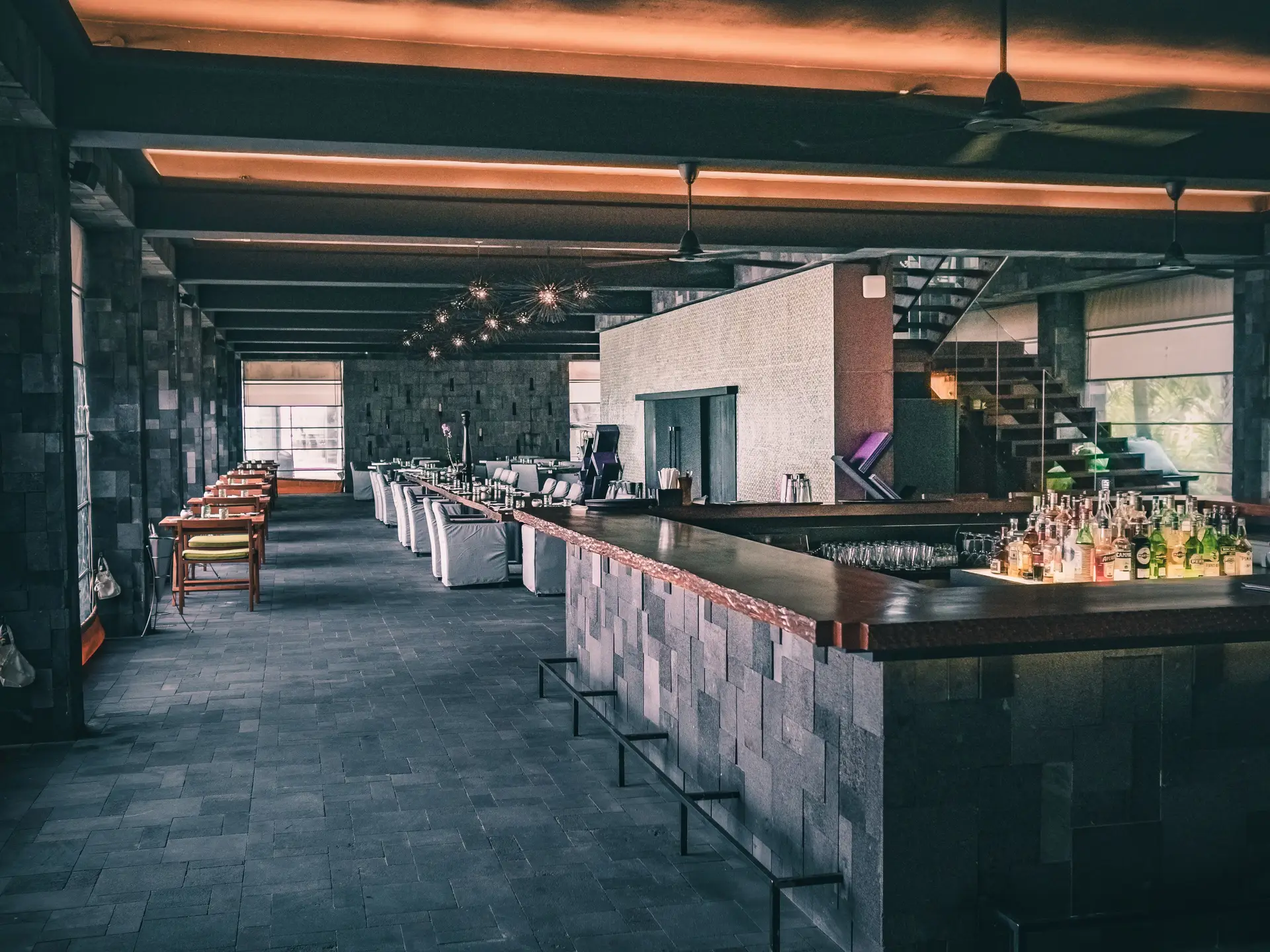 Mørkt restaurantinteriør